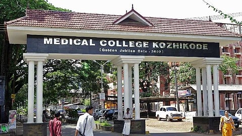 ശസ്ത്രക്രിയ വൈകിപ്പിച്ചു; ഡോക്ടർമാരുടെ അനാസ്ഥ, കോഴിക്കോട് മെഡിക്കൽ കോളേജിനെതിരെ ഗുരുതര പരാതി