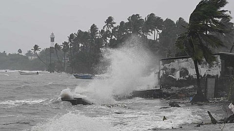 ഫെൻജൽ ചുഴലിക്കാറ്റ് ഭീഷണിയാകും; തമിഴ്നാട്ടിൽ ജനജീവിതം സ്തംഭിച്ചു, കേരളത്തിലും ജാഗ്രതാ നിർദേശം