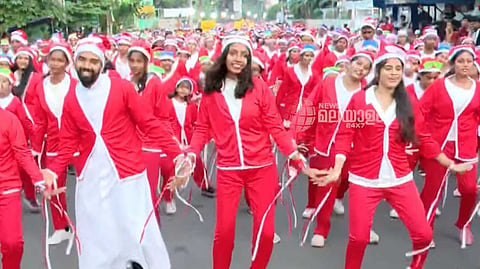 15000 സാന്റാക്ലോസുമാര്, ചുവന്ന കടലായി തൃശൂര്; ക്രിസ്തുമസിന്റെയും പുതുവര്ഷത്തിന്റെയും പ്രതീക്ഷകളുമായി ബോണ് നതാലെ