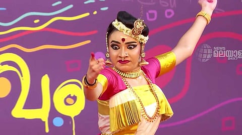 പോരാട്ട വീര്യം ചോരാതെ നാലാം ദിനം; സ്വര്ണക്കപ്പില് മുത്തമിടാനാര്? ഇഞ്ചോടിഞ്ച് മത്സരത്തില് തൃശൂരും കണ്ണൂരും പാലക്കാടും
