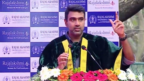 'ഹിന്ദി നമ്മുടെ ദേശീയ ഭാഷയല്ല, ഔദ്യോഗിക ഭാഷ മാത്രമാണ്'; ആര്. അശ്വിന്റെ പരാമര്ശത്തില് പുതിയ വിവാദം