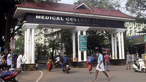 ഒന്പത് മാസത്തെ കുടിശ്ശിക ലഭിച്ചില്ല; കോഴിക്കോട് മെഡിക്കല് കോളേജ് ആശുപത്രിയിലെ ന്യായവില മെഡിക്കല് സ്റ്റോറുകളിലേക്കുള്ള മരുന്ന് വിതരണം നിര്ത്തി