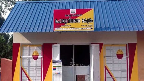വിതരണക്കൂലി ലഭിക്കാതെ കരാറുകാർ സമരത്തിൽ; സംസ്ഥാനത്തെ റേഷന്കടകള് കാലിയാകുന്നു
