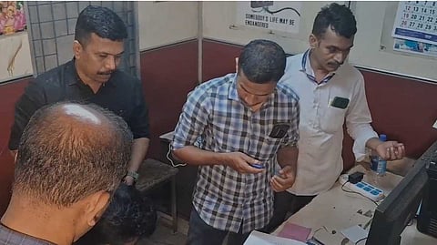 വാളയാറില് വിജിലന്സ് റെയ്ഡ്: ആര്ടിഒ ചെക്ക്പോസ്റ്റുകളില് നിന്ന് പിടികൂടിയത് 1.60 ലക്ഷം രൂപ
