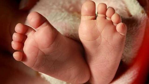 തൊണ്ടയിൽ അടപ്പ് കുടുങ്ങി കോഴിക്കോട് 8 മാസം പ്രായമുള്ള കുഞ്ഞ് മരിച്ചു; ആദ്യ കുഞ്ഞ് മുലപ്പാല് തൊണ്ടയില് കുടുങ്ങി മരിച്ചിരുന്നു
