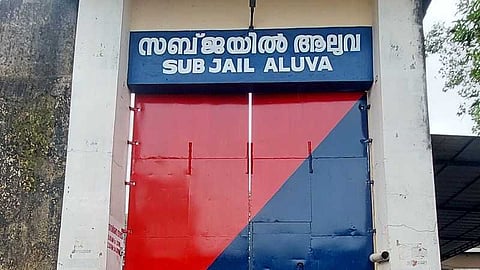 ആലുവ സബ് ജയിലില് മയക്കുമരുന്ന് കേസ് പ്രതികളുടെ ആക്രമണം; ജയില് വാര്ഡന് പരിക്ക്