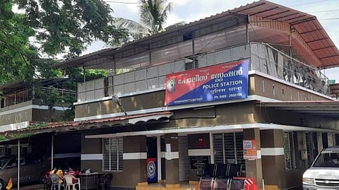 മകന്റെ ശരീരത്തില് സെല്ലോടേപ്പ് വെച്ച് ഒട്ടിച്ച് മയക്കുമരുന്ന് വിതരണം ചെയ്യല്; തിരുവല്ല സ്വദേശി പൊലീസ് പിടിയില്