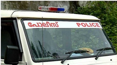 പാടവരമ്പത്തിരുന്ന സംഘത്തിന് നേരെ ടോർച്ചടിച്ചു; ഒറ്റപ്പാലത്ത് മൂന്ന് പേർക്ക് കുത്തേറ്റു