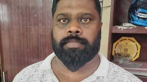 കൊല്ലത്ത് യുവാവിനെ വെട്ടിക്കൊലപ്പെടുത്തി: കൊല്ലപ്പെട്ടത് താച്ചയിൽ മുക്ക് സ്വദേശി സന്തോഷ്