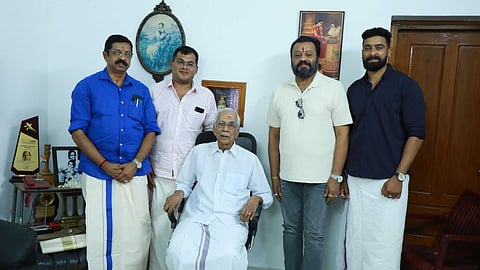 ചേറ്റൂർ ശങ്കരൻ നായരുടെ കുടുംബത്തെ സന്ദർശിച്ച് സുരേഷ് ഗോപി; ഒറ്റപ്പാലത്ത് സ്മാരകം നിർമിക്കാൻ സഹായിക്കും