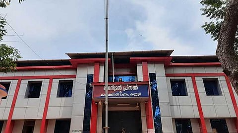 കണ്ണൂർ സെൻട്രൽ ജയിലിൽ തടവുകാരിൽ നിന്ന് ഫോണുകളും ഇലക്ട്രോണിക് ഉപകരണങ്ങളും പിടികൂടി