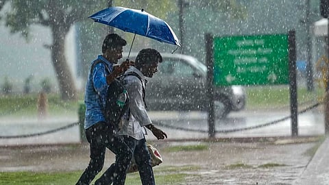 ഡൽഹിയിൽ കനത്ത മഴയും കാറ്റും; മരം കടപുഴകി വീണ് നാല് മരണം