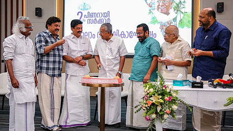 രണ്ടാം പിണറായി സർക്കാരിൻ്റെ നാലാം വാർഷികത്തിൽ കേക്ക് മുറിച്ച് ആഘോഷിച്ച് മുഖ്യമന്ത്രി; കോടികളുടെ ധൂർത്തെന്ന് വി.ഡി. സതീശൻ