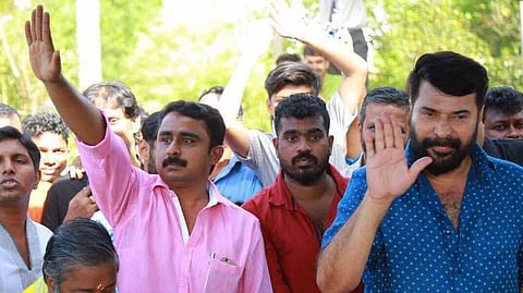 'ഗ്രേറ്റ് ഫാദറി'ന്റെ ലൊക്കേഷനിൽ മമ്മൂട്ടിയുടെ ജന്മദിനാഘോഷത്തിനിടെ അദ്ദേഹത്തിനൊപ്പം റോബർട്ട് കുര്യാക്കോസ്