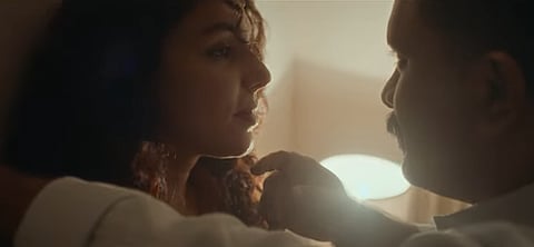 അജു വർഗീസും താരാ അമലാ ജോസഫും ആമോസ് അലക്സാണ്ടറിലെ ഗാനരംഗത്തിൽ