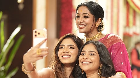 കല്യാൺ ജൂവലേഴ്സ് നവരാത്രി ആഘോഷത്തിനെത്തിയ മാളവിക മോഹൻ,നവ്യനായർ,സ്രിന്ദ എന്നിവർ സെൽഫിയെടുക്കുന്നു