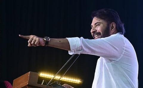 മലയാള മനോരമയുടെ ഹോർത്തൂസ് സാഹിത്യോത്സം ഉദ്ഘാടനം ചെയ്ത് പ്രസംഗിക്കുന്നതിനിടെ മമ്മൂട്ടി തനിക്ക് മമ്മൂട്ടിയെന്നുപേരിട്ട ശശിധരൻ എന്ന സഹപാഠിയെ സദസ്സിന് ചൂണ്ടിക്കാണിച്ചുകൊടുക്കുന്നു
