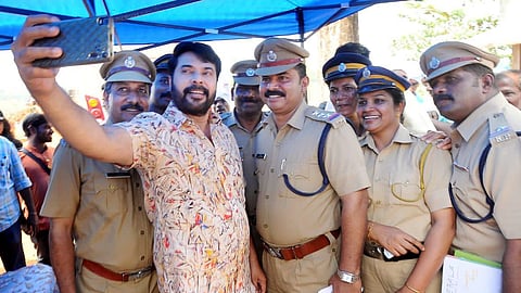 വനത്തിനുള്ളിലെ ഗോത്രവർഗഗ്രാമമായ ഇടമലക്കുടിയിൽ സേവനപ്രവർത്തനം നടത്തിയിരുന്ന ജനമൈത്രി പോലീസ് ഉദ്യോഗസ്ഥർക്കൊപ്പം സെൽഫിയെടുക്കുന്ന മമ്മൂട്ടി