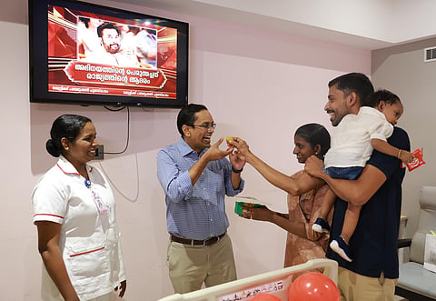 മമ്മൂട്ടിയുടെ വാത്സല്യം പദ്ധതിയിലൂടെ പൂർത്തിയാക്കി മടങ്ങുന്ന രണ്ടുവയസ്സുകാരി റാഹേലും കുടുംബവും മമ്മൂട്ടിക്ക് പദ്മഭൂഷൺ ലഭിച്ചതിലുള്ള സന്തോഷം പങ്കുവയ്ക്കുന്നു