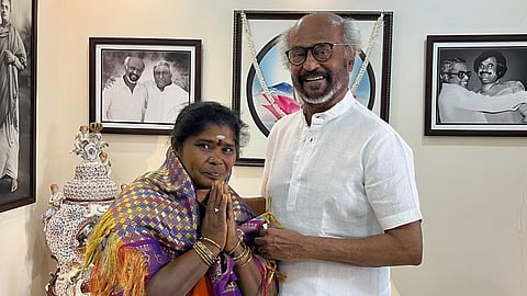 ചെന്നൈയിലെ ശുചീകരണത്തൊഴിലാളി പത്മയെ രജനികാന്ത് വീട്ടിലേക്ക് ക്ഷണിച്ച് ആദരിച്ചപ്പോൾ