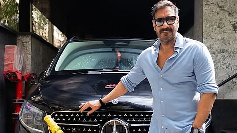 അജയ് ദേവ്ഗൺ പുതിയ മെഴ്സിഡസ് ബെന്സ് വി ക്ലാസിന് മുന്നിൽ