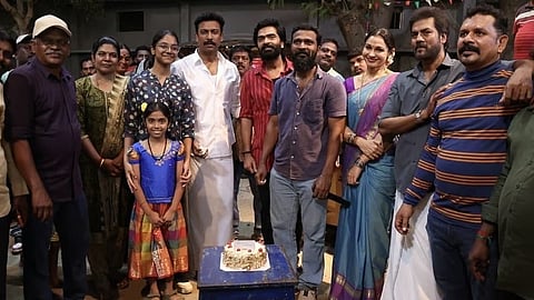 'അരശന്' ലൊക്കേഷനില് സമുദ്രക്കനിയുടെ ജന്മദിനം ആഘോഷിച്ചപ്പോൾ