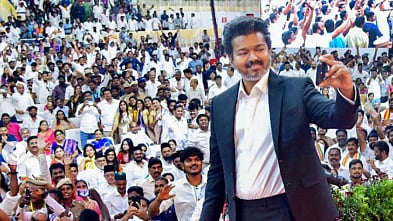 സത്യപ്രതിജ്ഞാ ചടങ്ങിനുശേഷം സദസ്സിനൊപ്പം സെൽഫിയെടുക്കുന്ന വിജയ്