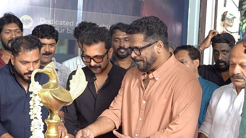 'നോട്ട്' പൂജാ ചടങ്ങിൽ ആഷിഖ് അബു ദീപം തെളിയിക്കുന്നു.വിനീത്കുമാർ സമീപം