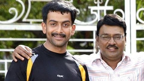 'നിനൈത്താലെ ഇനിക്കും'(2009) ലൊക്കേഷനിൽ ഭാഗ്യരാജിനൊപ്പം പൃഥ്വിരാജ്