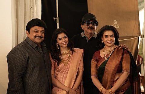 കല്യാൺ ജൂവലേഴ്സ് പരസ്യ ചിത്രത്തിന്റെ ഷൂട്ടിങ്ങിനിടെ പ്രിയദർശൻ,ലിസി,കല്യാണി പ്രിയദർശൻ,പ്രഭു എന്നിവർ