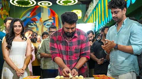 NP 51 സെറ്റിൽ നടന്ന ‘ബെത്ലഹേം കുടുംബയൂണിറ്റ്’ വിജയാഘോഷത്തിൽ നിവിൻ പോളി കേക്കുമുറിക്കുന്നു. രുക്മിണി വസന്ത് സമീപം