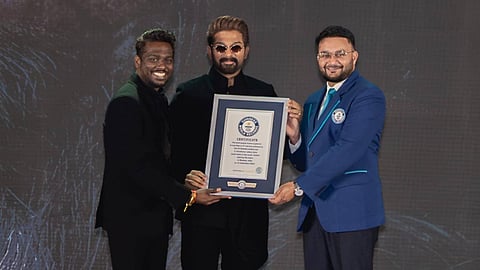 'രാക്ക'യുടെ ഗിന്നസ് നേട്ടത്തിനുള്ള സർട്ടിഫിക്കറ്റ് അല്ലു അർജുനും ആറ്റ്ലിയും ചേർന്ന് സ്വീകരിക്കുന്നു