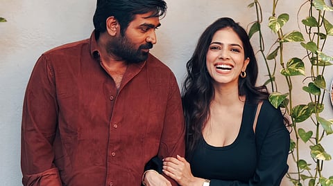 വിജയ് സേതുപതിയും മാളവിക മോഹനനും 'പോക്കറ്റ് നോവല്' ഷൂട്ടിങ്ങിനിടെ