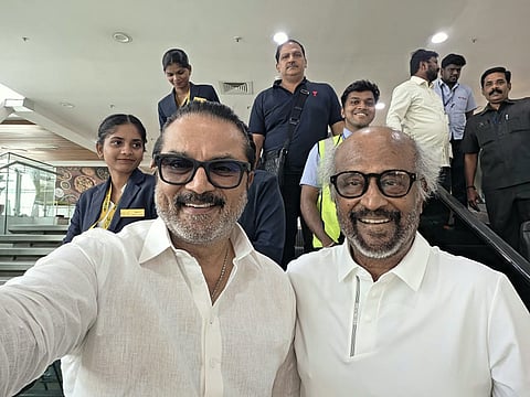 വിമാനത്താവളത്തിൽ ശരത്കുമാറും രജനികാന്തും. ശരത് കുമാർ ഫേസ്ബുക്കിൽ പങ്കിട്ട ചിത്രം