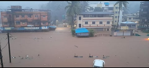 चिपळूणमध्ये बचावकार्य सुरु करण्यात आले आहे. एनडीआरफ आणि नौदलाकच्या तुकड्या दाखल झाल्या आहेत.