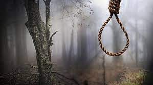 लष्करी जवानाने छावणीतील मैदानावरील झाडाला गळफास घेत आत्महत्या केली.