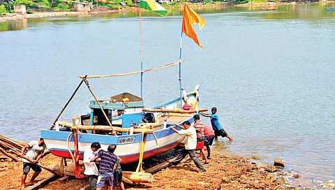 देवगड : मच्छीमारी सुरू; मात्र हवामान प्रतिकूल