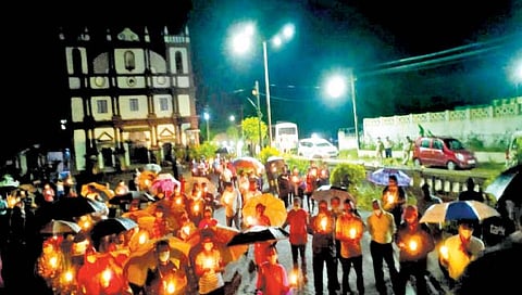 म्हापसा ः पिळर्ण येथे मंगळवारी रात्री आयोजित सभेत ग्रामस्थांनी मेणबत्त्या पेटवून सिद्धी नाईकला श्रद्धांजली वाहिली आणि तिच्या गुन्हेगारांना गजाआड करून तिला सरकारने न्याय द्यावा, अशी मागणी केली.