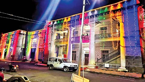 कोल्हापूर : अमृत महोत्सव स्वातंत्र्य दिनाचे औचित्य साधून जिल्हाधिकारी कार्यालयातील स्वराज्य भवन विद्युत रोषणाईने असे उजळून निघाले आहे.