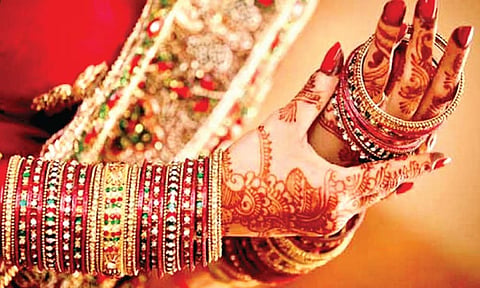 बायकोला ८ वर्षांनी समजले नवरा लग्नाआधी बाई होता! लिंगबदलाची शस्त्रक्रिया केलेल्या नवरोबाला अटक