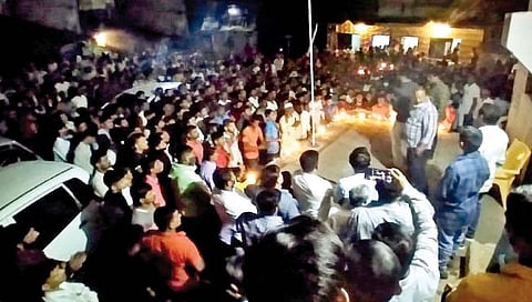 सोनाळी (ता. कागल) : येथे रविवारी रात्री ग्रामस्थांनी वरद पाटील या बालकाला कँडल मार्च काढून श्रद्धांजली वाहिली.