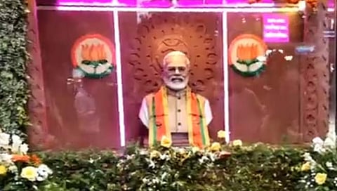 पुण्यात कार्यकर्त्यांनी उभारले पंतप्रधान नरेंद्र मोदींचे मंदिर