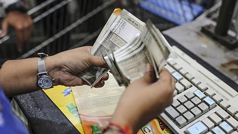 Bank : आर्थिक अडचण आहे? तर बॅंकेच्या 'या' सुविधेचा फायदा घ्या