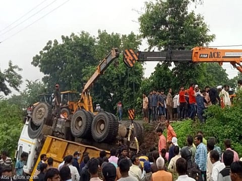 सिंदखेड राजा : मजुरांना घेऊन जाणारा डंपर उलटून १२ ठार