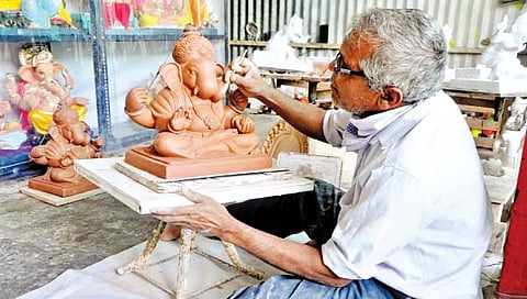 गणेशमूर्ती निर्मितीला वेग… कुंभार बांधव लागले कामाला