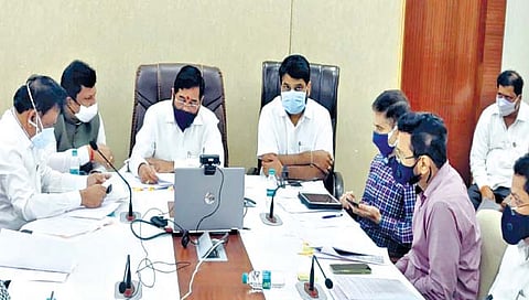 मुंबई : नगरविकासमंत्री एकनाथ शिंदे यांना प्रस्तावाची माहिती देताना राज्य नियोजन मंडळाचे कार्यकारी अध्यक्ष राजेश क्षीरसागर. शेजारी पालकमंत्री सतेज पाटील, आ. चंद्रकांत जाधव व इतर.