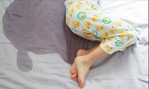 लहान मुले अंथरुणात लघवी करतात? हे आहेत उपाय…