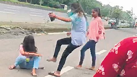 वारजे : मुलींच्या दोन गटांत फ्री स्टाईल हाणामारी
