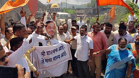 महाड: संतप्त शिवसैनिकांनी केंद्रीय मंत्री नारायण राणे यांचा पुतळा जाळला!