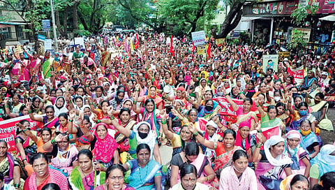 हजारो अंगणवाडी सेविका-मदतनिसांचा जिल्हा परिषदेवर मोर्चा